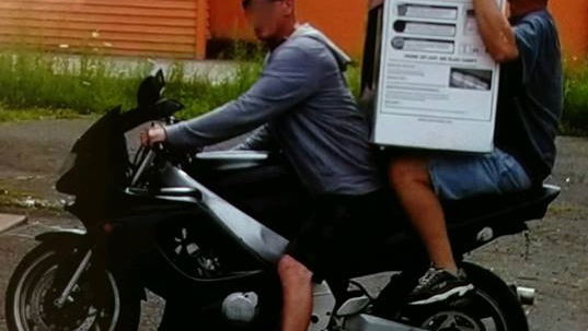 Motorcycle-mounted aquarium thieves tank at escaping police